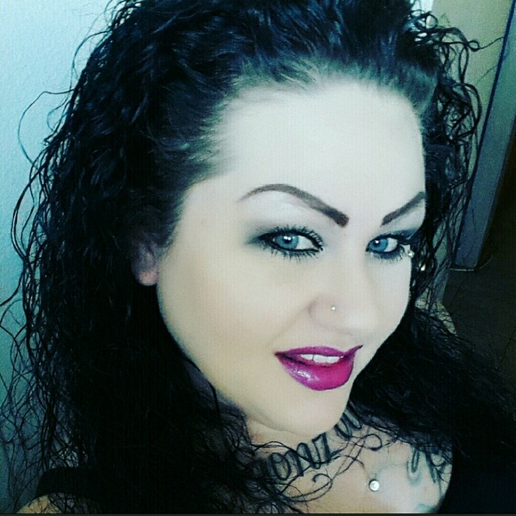 Profile Picture of Misty Moore (@blueeyez1378) on Poshmark
