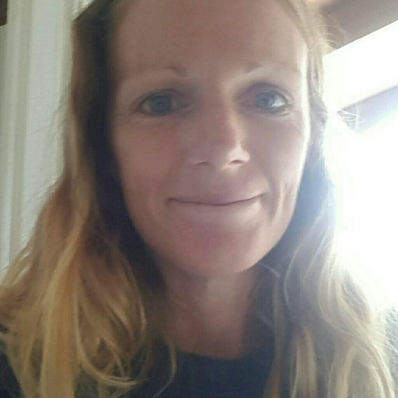 Profile Picture of Bobbie Alvarez (@alvarezbjo) on Poshmark