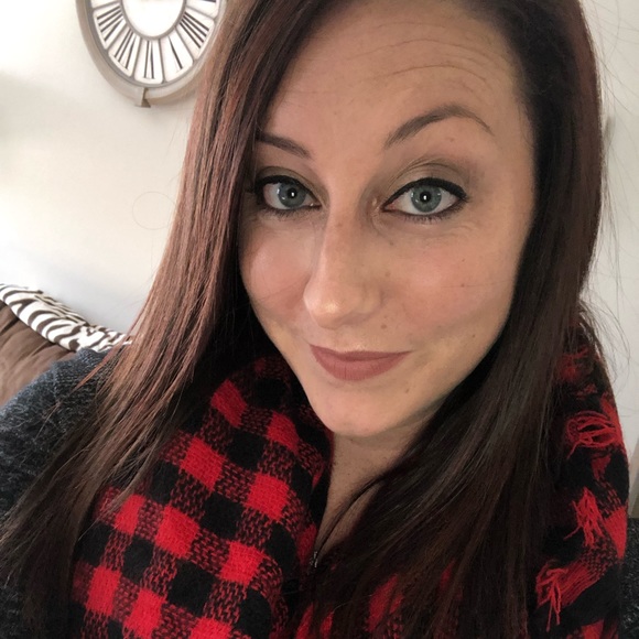 Profile Picture of Caitlin Dennehey (@caitlinwlkr) on Poshmark