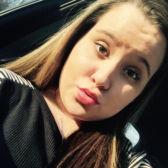 Profile Picture of Kayla Waring (@waring123) on Poshmark