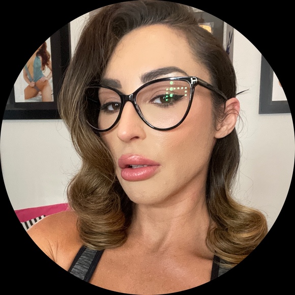 Profile Picture of Leia Cimarolli (@leiachristiana) on Poshmark