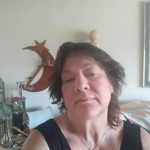 Profile Picture of Beverly Bowe (@beverlybowe) on Poshmark