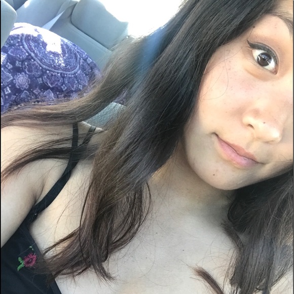 Profile Picture of Reyna Bottone (@reynabottone) on Poshmark