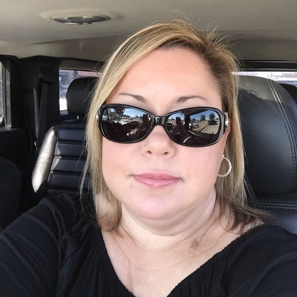 Profile Picture of Angela Cook (@stumbles) on Poshmark