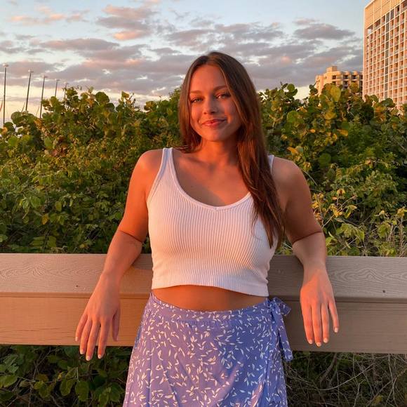 Profile Picture of Melissa Dysinger (@melissadysinger) on Poshmark