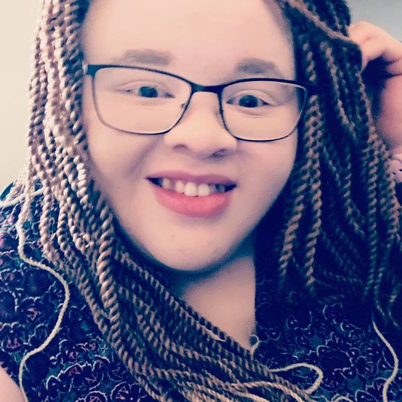 Profile Picture of Alexa Bowe (@thealbinogirl) on Poshmark