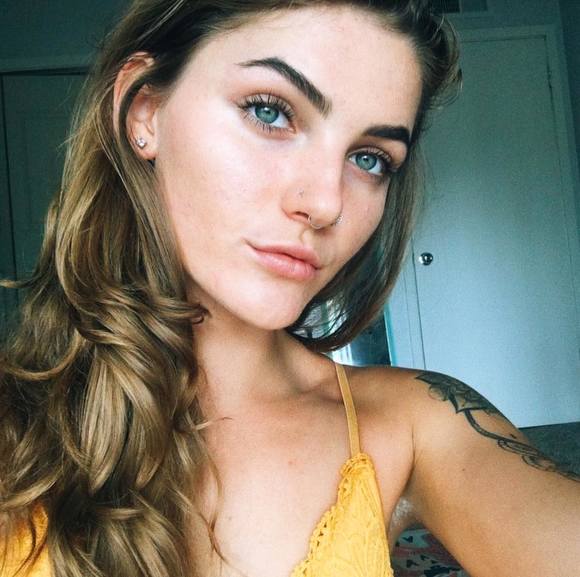 Profile Picture of Taylor Lazaroff (@earthandlife) on Poshmark