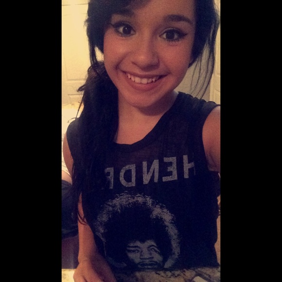 Profile Picture of Luz Giner (@luzz_24) on Poshmark