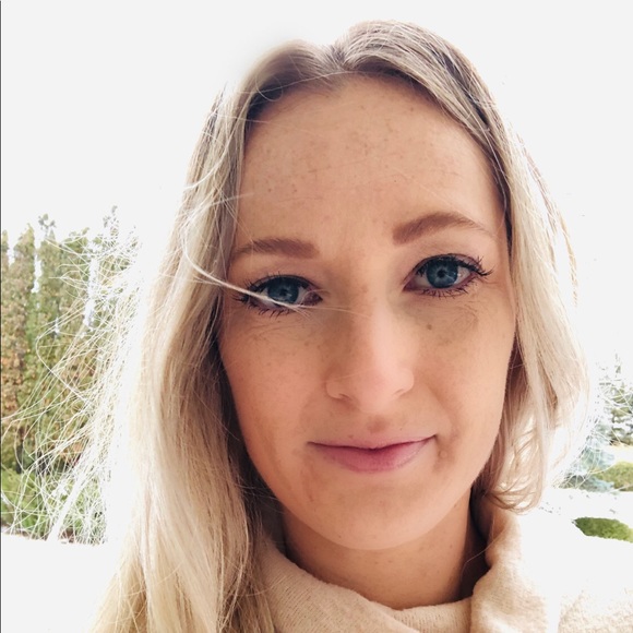Profile Picture of Sharenda Wiebe (@sharendawiebe) on Poshmark