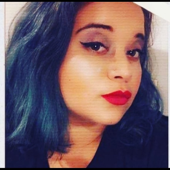Profile Picture of Jaidyn Champlain (@champlainjaidyn) on Poshmark