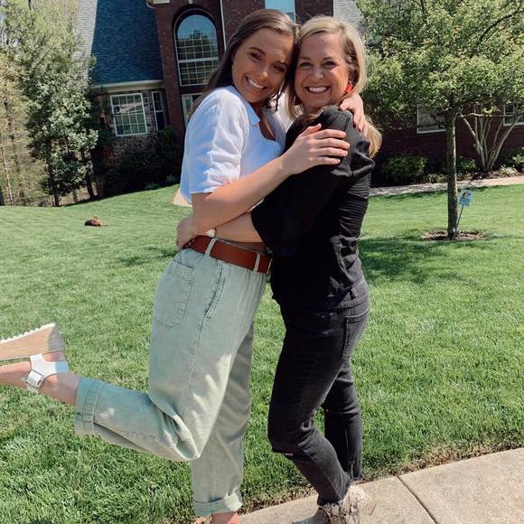 Profile Picture of Robin Snook (@robinsnook) on Poshmark