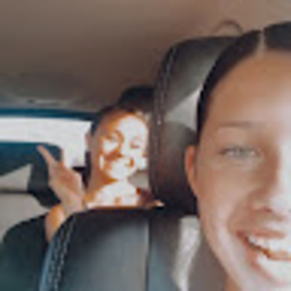 Profile Picture of Luciana Vun (@vunluciana) on Poshmark