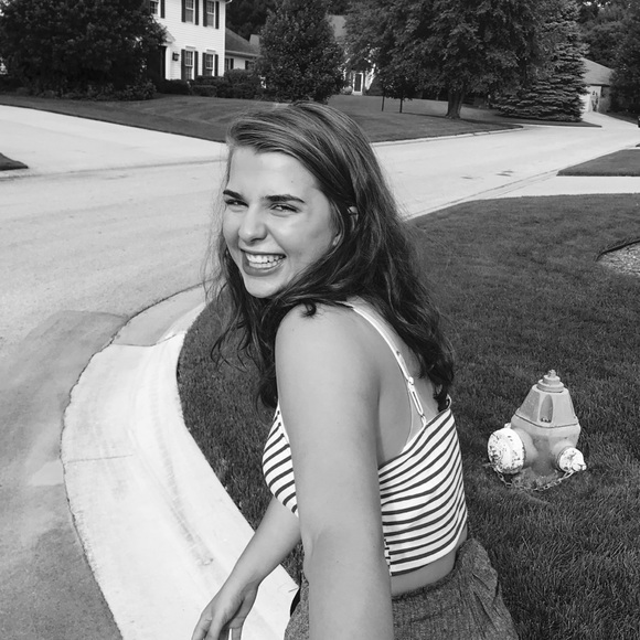 Profile Picture of Nora Hosinski (@norahosinski) on Poshmark