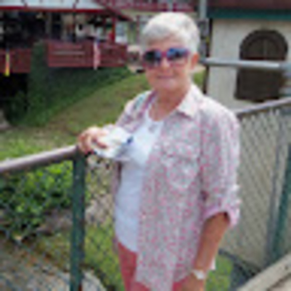 Profile Picture of Cindy Swinarski (@swinarski39) on Poshmark