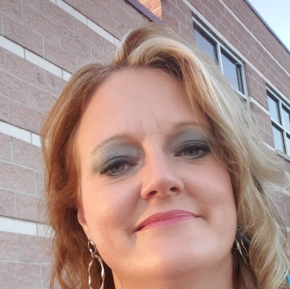 Profile Picture of Tonya Wiginton (@wig33) on Poshmark