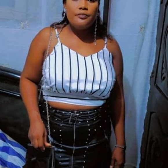 Profile Picture of Fandeline Fanfan (@fandelinef) on Poshmark