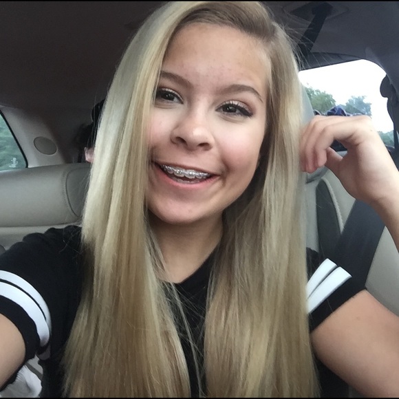 Profile Picture of Cassidy Fischer (@cassidyfischerr) on Poshmark