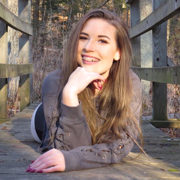 Profile Picture of Sydney Fetterer (@sydneycaffeine) on Poshmark