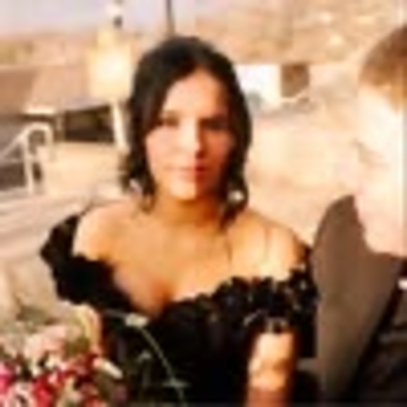 Profile Picture of Elli Simpson (@ellisimpson) on Poshmark