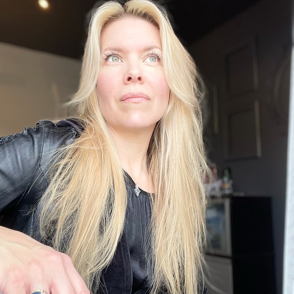 Profile Picture of Laura Pedersen (@ljstudio253) on Poshmark