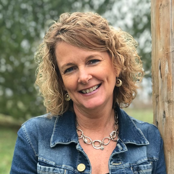 Profile Picture of Julie Blucker (@jblucker) on Poshmark