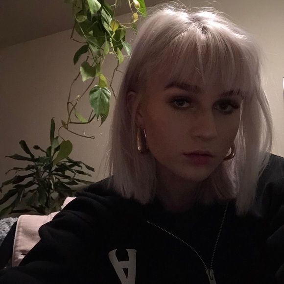 Profile Picture of Noelle Emery (@noelleemery) on Poshmark
