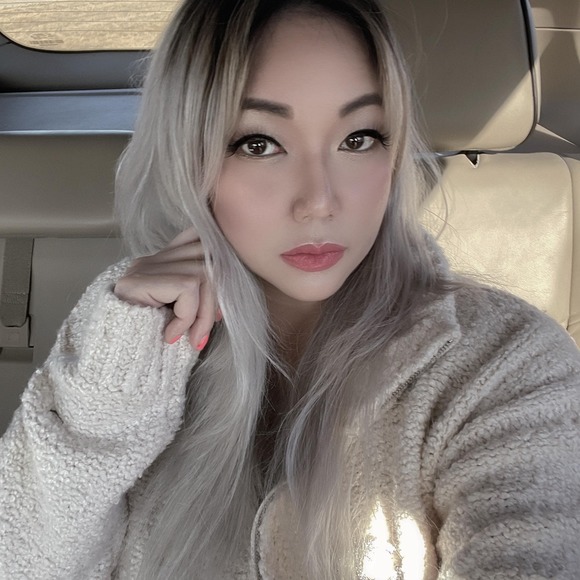 Profile Picture of Oanh Huynh (@babieqt) on Poshmark