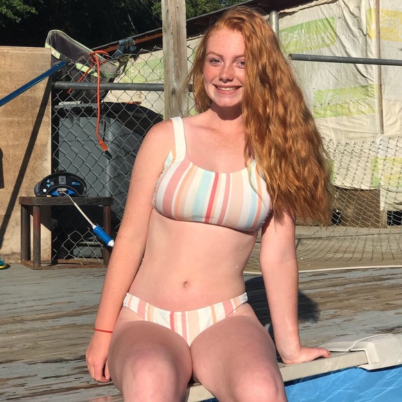 Profile Picture of Lizzy Davis (@lizzydavis28) on Poshmark