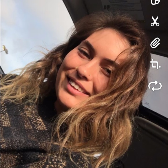 Profile Picture of Abri Bugarin (@abribugarin) on Poshmark