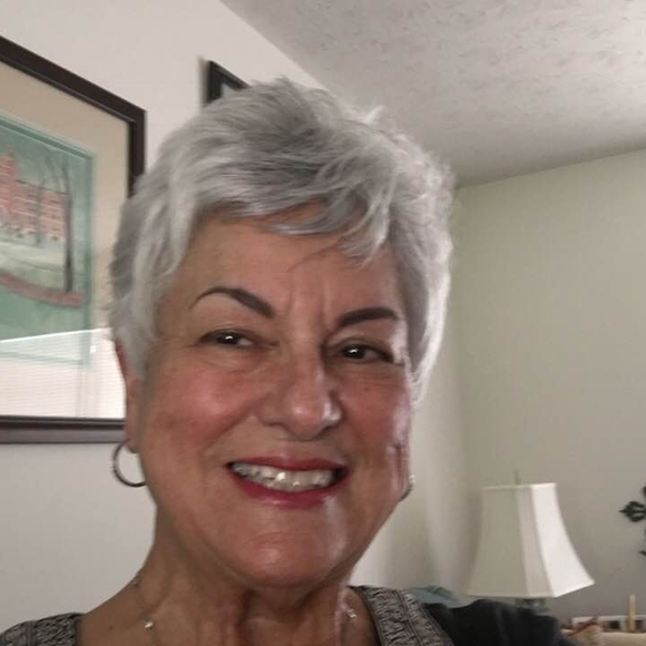 Profile Picture of Stephanie Rowsey (@stesscat) on Poshmark