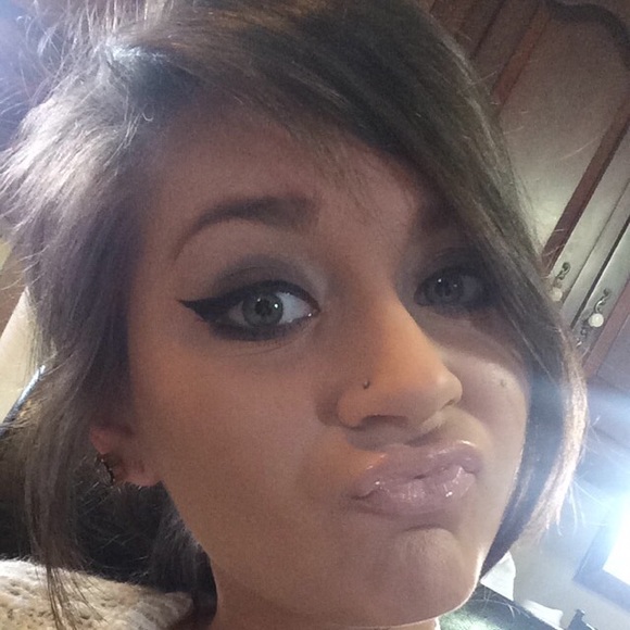 Profile Picture of Elizabeth Innocenti (@foxy5025) on Poshmark