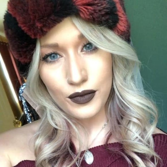 Profile Picture of Brenna Marie (@brennab25) on Poshmark