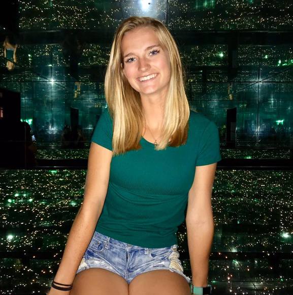 Profile Picture of Karenna Schempf (@kikischempf) on Poshmark