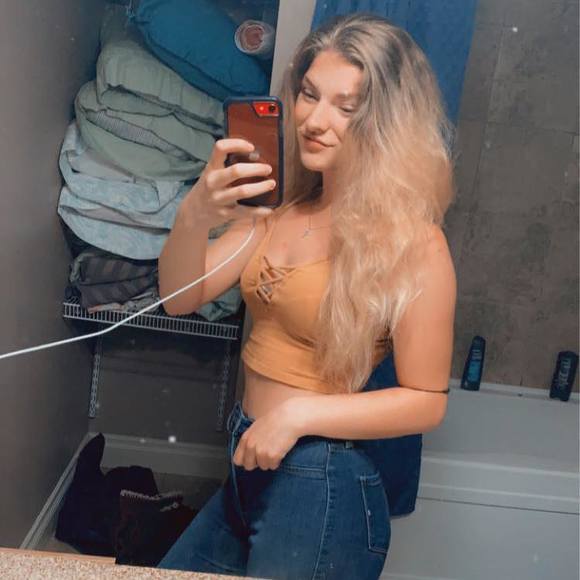 Profile Picture of Emma Melanson (@emmamelanson767) on Poshmark