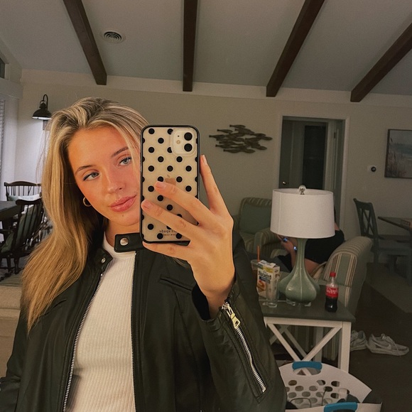 Profile Picture of Hannah Huffman (@hhuffman3281) on Poshmark