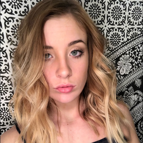 Profile Picture of Ashlynn Basore (@ashlynnbasore) on Poshmark