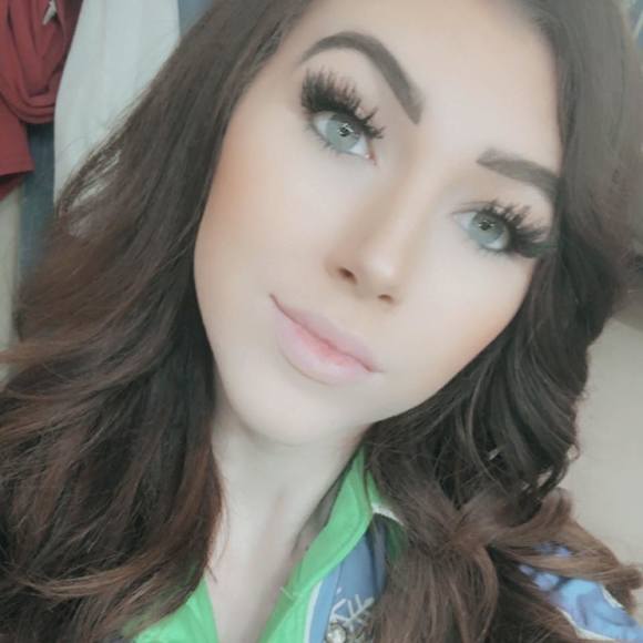 Profile Picture of Skylar Harrison (@harrison_girl) on Poshmark