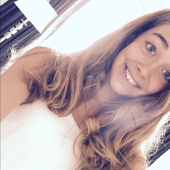 Profile Picture of Mia Lapinski (@miafaith11) on Poshmark