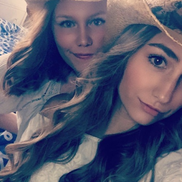 Profile Picture of Chloe Coldrick (@chloecoldr15) on Poshmark