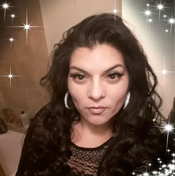 Profile Picture of Lisa Hernandez (@chickadeeisme) on Poshmark