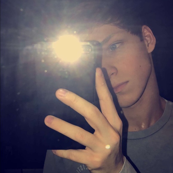 Profile Picture of Andrew Price (@andrewprice18) on Poshmark