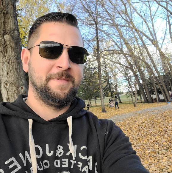 Profile Picture of Jason Frank (@jasonfrank) on Poshmark