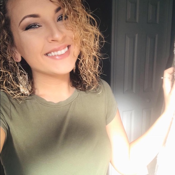 Profile Picture of Alexis Telford (@alexistelford) on Poshmark