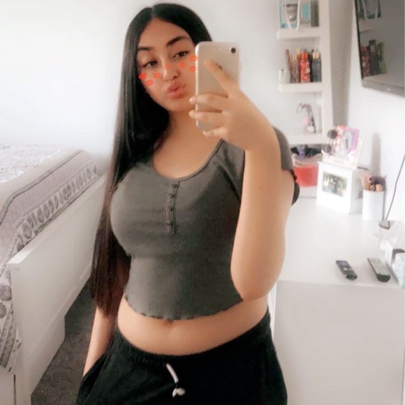 Profile Picture of Alexa Rivera (@alexaarrivera) on Poshmark