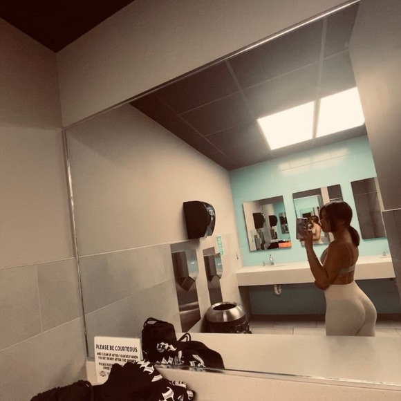 Profile Picture of Jazmin Espinal (@jazmin25490) on Poshmark