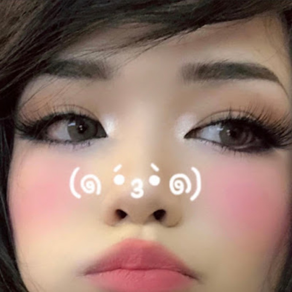 Profile Picture of Emiru (@ems5489) on Poshmark
