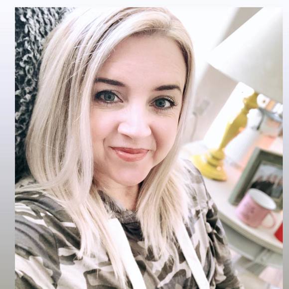 Profile Picture of Anna Olvera (@annaolvera) on Poshmark