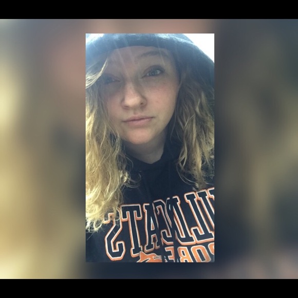 Profile Picture of Chloe Boske (@chloe101101) on Poshmark