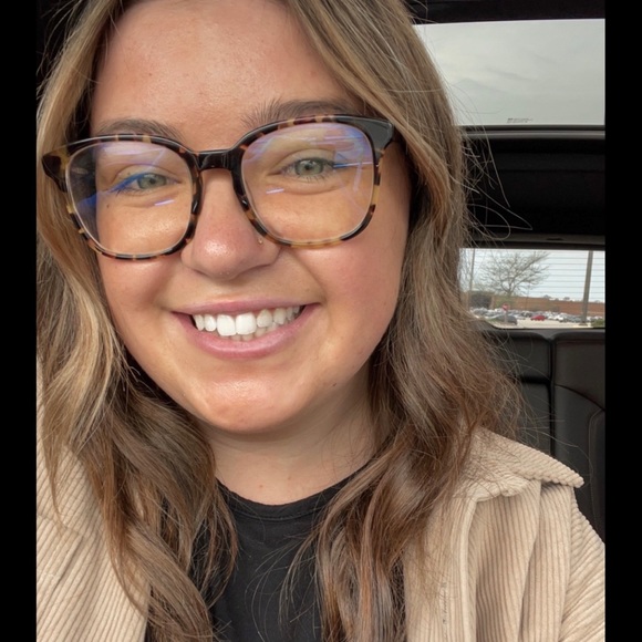 Profile Picture of Erynne Dehler (@erynnedehler) on Poshmark