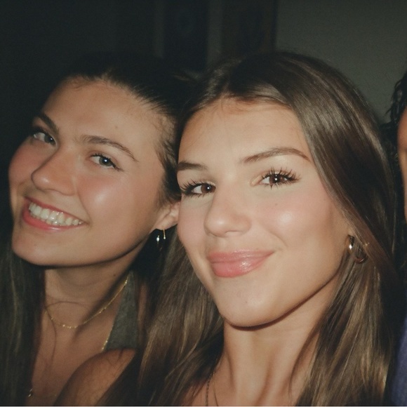 Profile Picture of Gabi Zernik (@gabizernik) on Poshmark